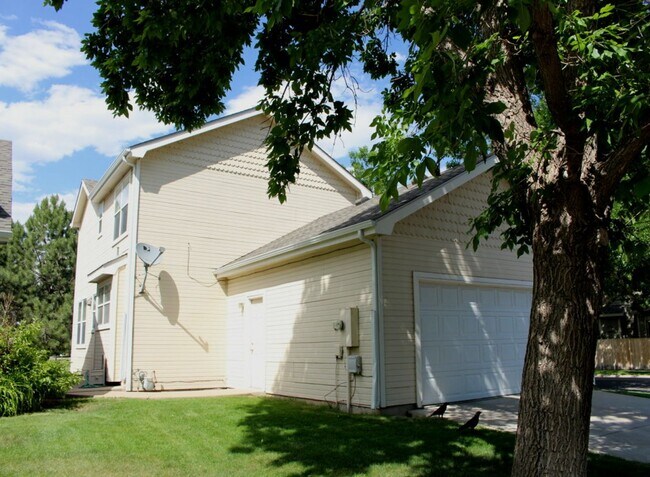 Building Photo - Comfortable and Bright 3-Bedroom Home Available This June