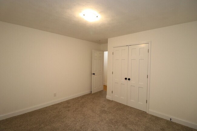 Building Photo - 517 Maple St