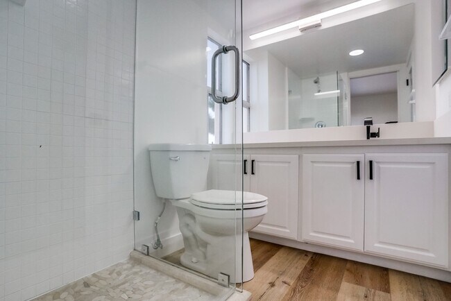 Building Photo - 435 N Oakhurst Dr