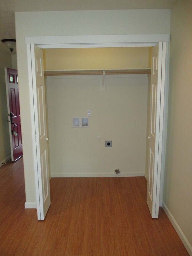 Building Photo - Beautiful Three Bedroom in South Salem