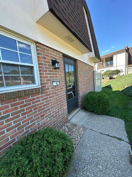 Building Photo - B8 Alpine Ct