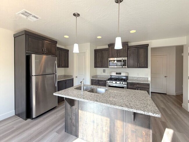 Building Photo - 4 Bed, 2.5 Bath home with 2 Car Garage