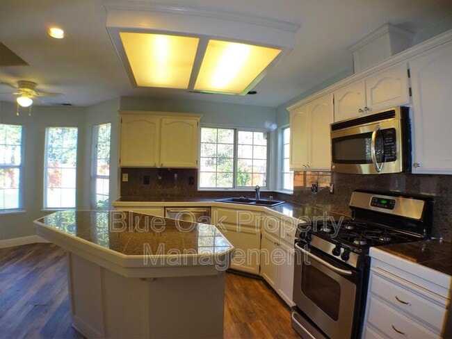 Building Photo - 612 W 6th Ave