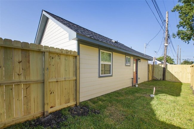 Building Photo - 711 Hamon Dr