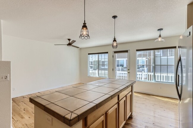 Building Photo - Sunny townhome in West Longmont!