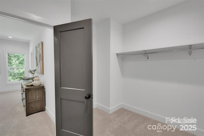 Building Photo - 5615 Lantana Ave