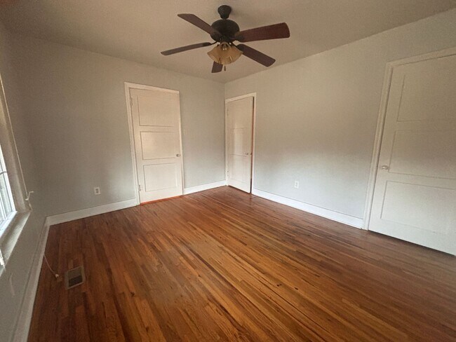 Building Photo - Cute 2 bedroom Hillcrest Bungalow