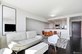 Building Photo - 250 King St