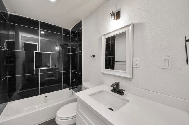 Building Photo - 7640 Broadview Dr