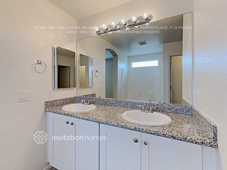 Building Photo - 1196 E Altadonna St