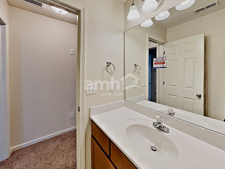 Building Photo - 975 Donington Cir