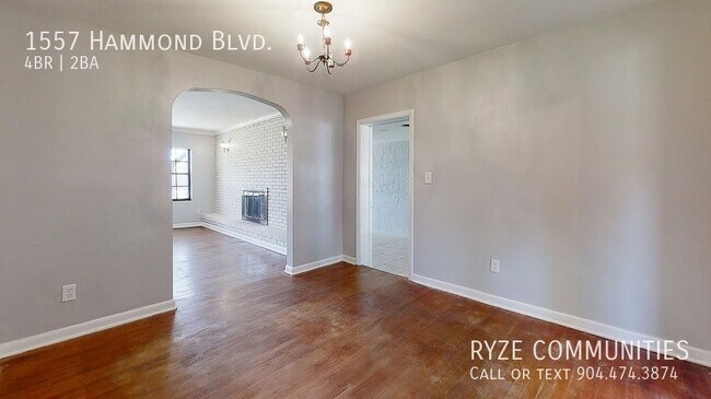 Building Photo - Beautiful Pool Home - Fenced in Yard - Sty...