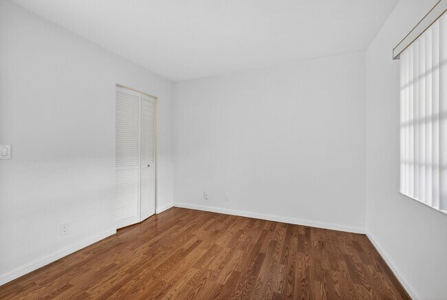 Building Photo - 1120 Lake Shore Dr