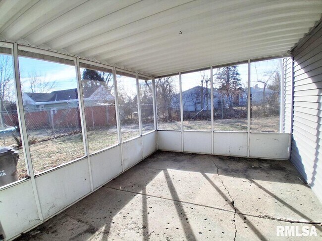 Building Photo - 2022 W Richwoods Blvd