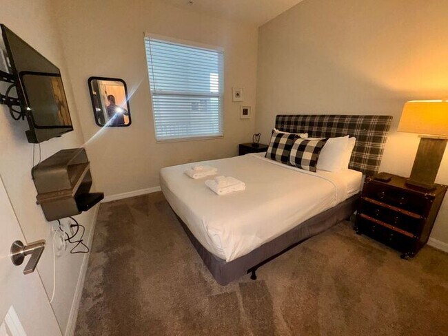 Building Photo - Fully Furnished 2/2 Luxury Storey Lake Condo near Disney with a Stunning Balcony Viiew!