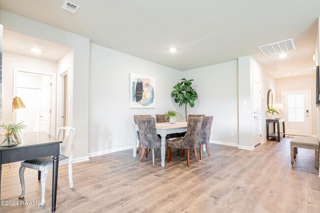 Building Photo - 407 Broussard Hl Dr