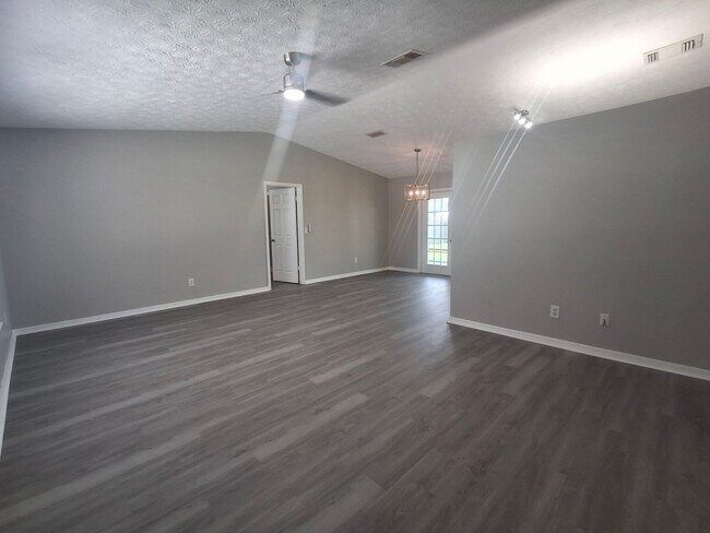 Building Photo - 3/2 SCREENED PORCH & FENCED-IN BACKYARD HOME
