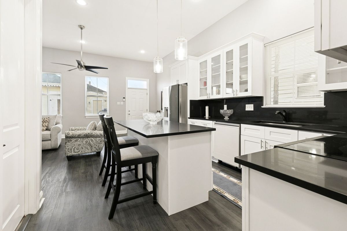 Building Photo - 2133 Dumaine St