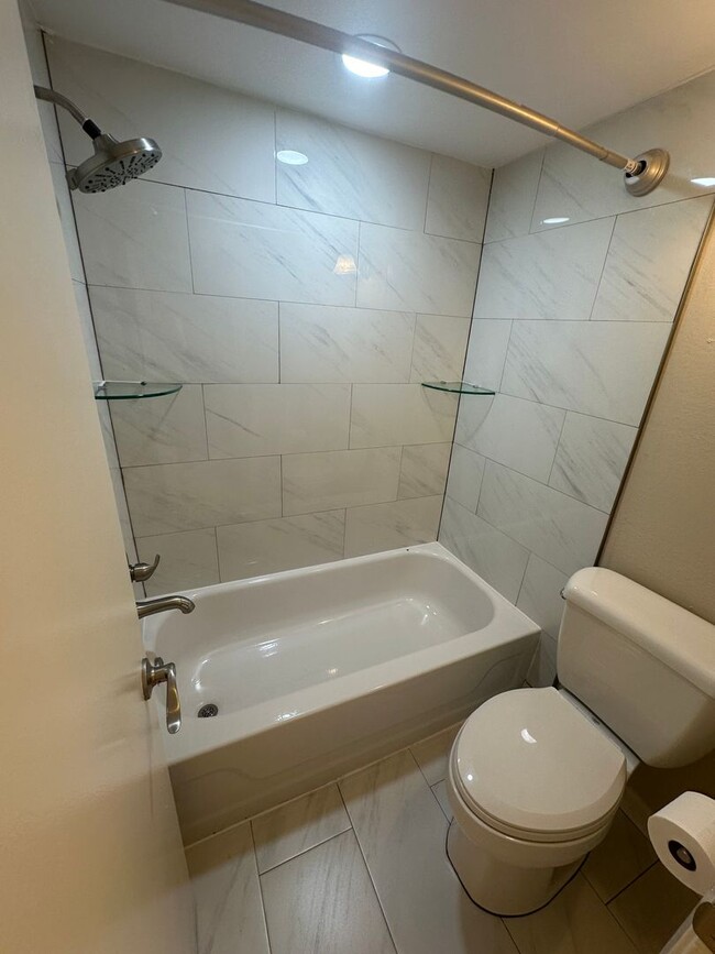 Building Photo - 3BD/2BA Townhouse located in Whispering Oaks!