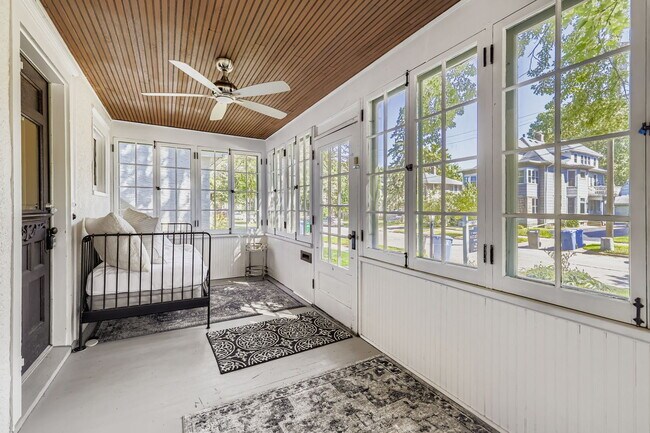 Building Photo - "Charming 2-Bed Duplex Retreat in NE Minneapolis - 1084 Sq Ft of Cozy Comfort!"