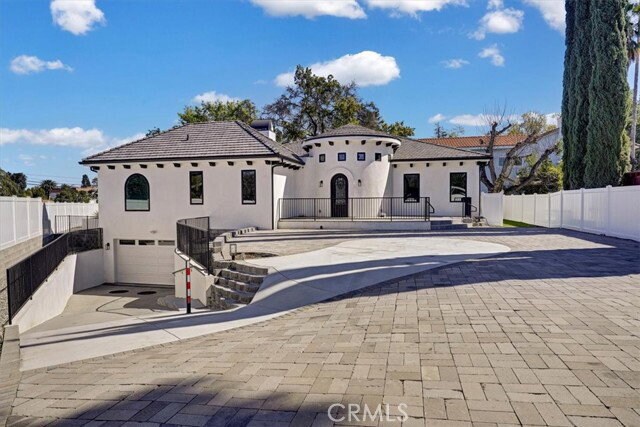 Building Photo - 5520 Woodlake Ave