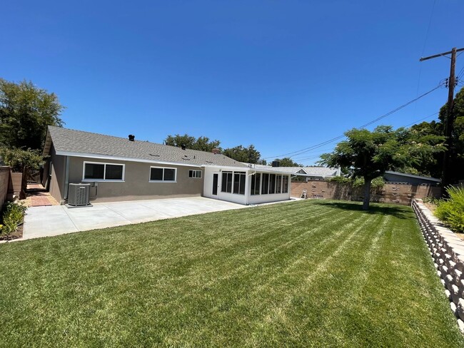 Building Photo - Stunning 4+2 West Hills Home Completely Redone!