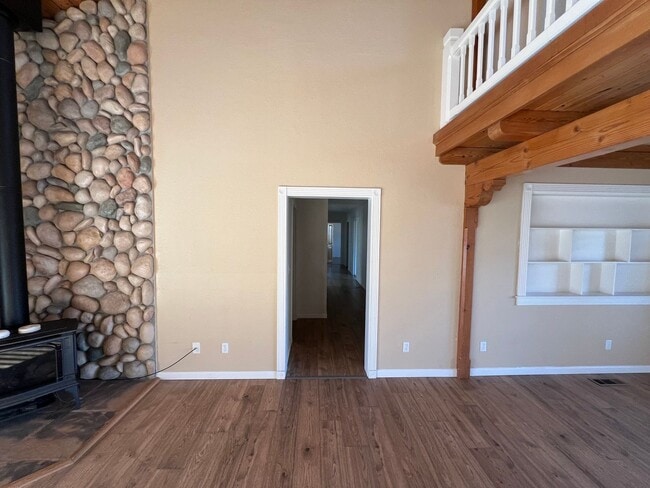 Building Photo - Beautiful Unique 4 Bedroom home with a loft & 3 full bathrooms! Move In Special $500 off first mo...