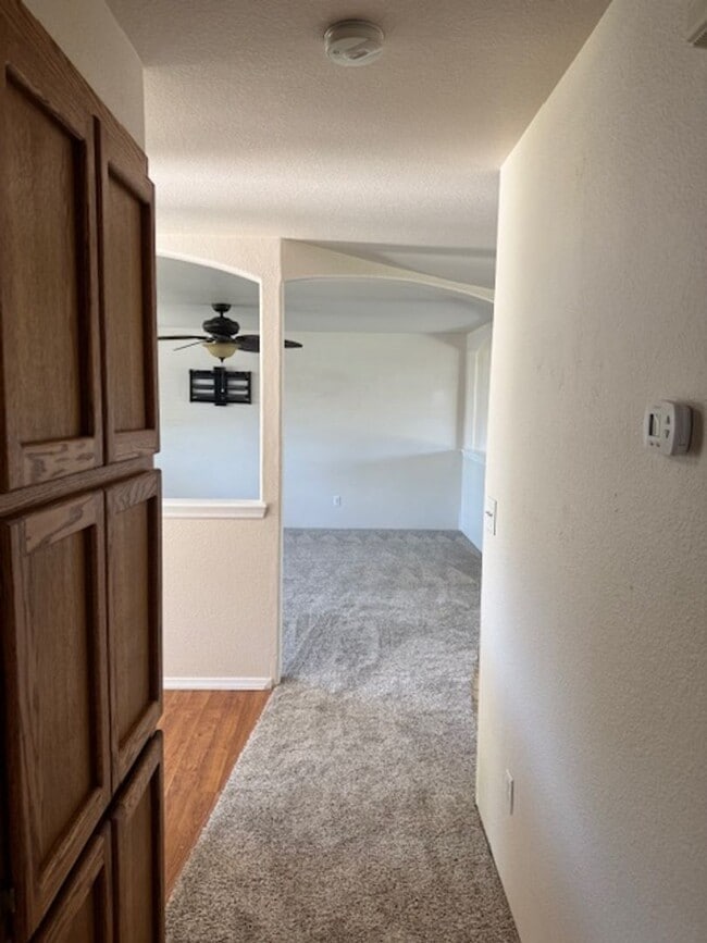 Building Photo - SPACIOUS 3 BEDROOM/ 2 BATH HOME WITH RV/BO...