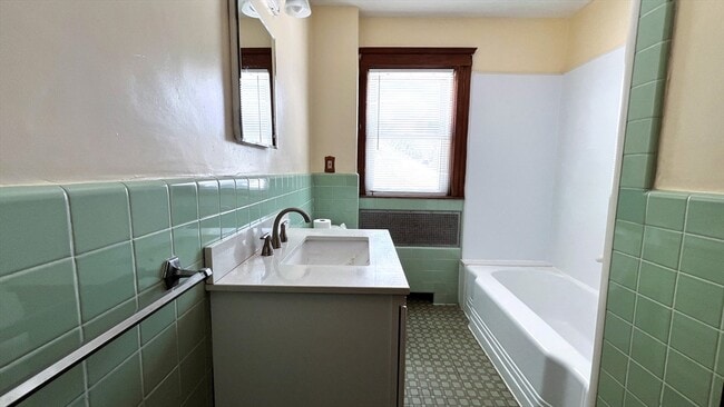 Building Photo - 66 Willow St