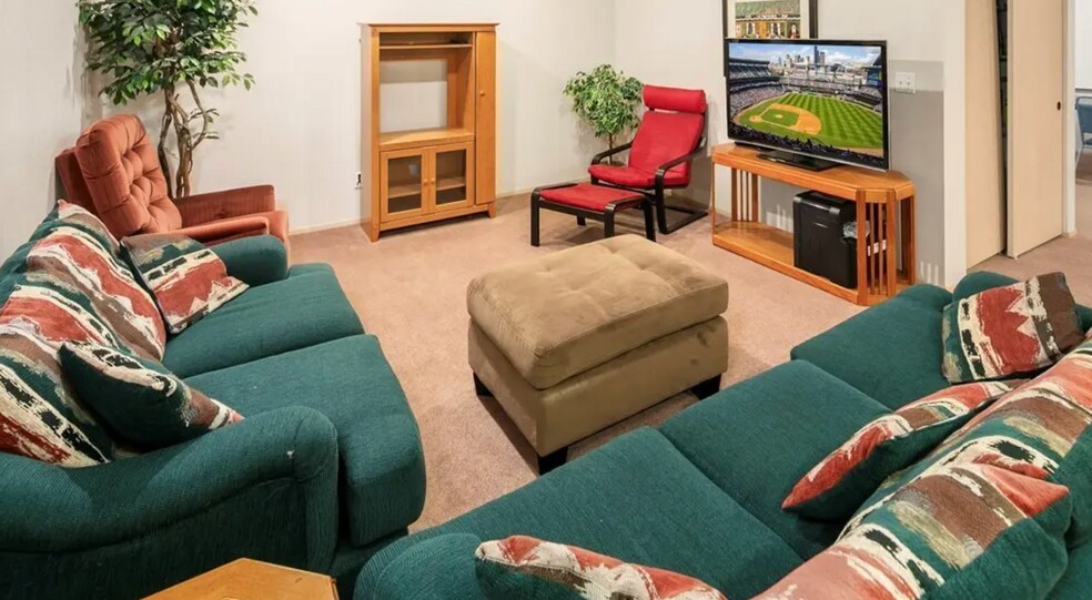 Club room - 2244 13th Ave W