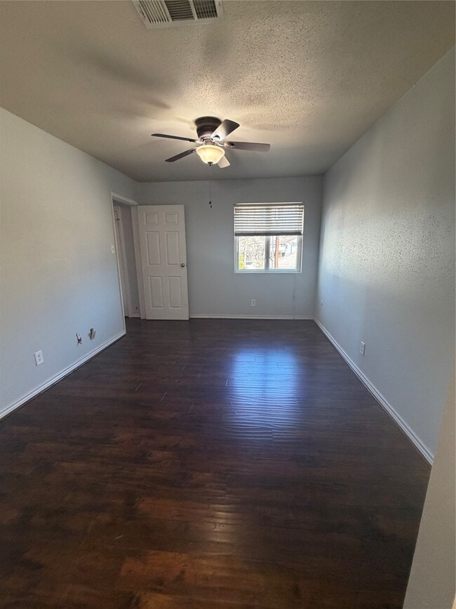 Building Photo - 732 Memorial Mews St