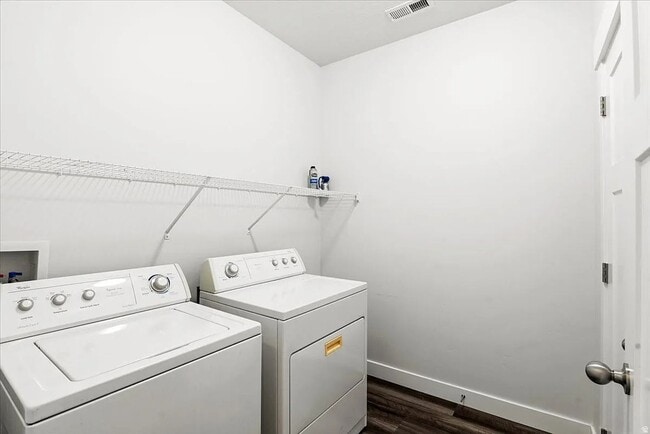 Building Photo - $500 OFF First Month's Rent - Spacious Condo In Vineyard