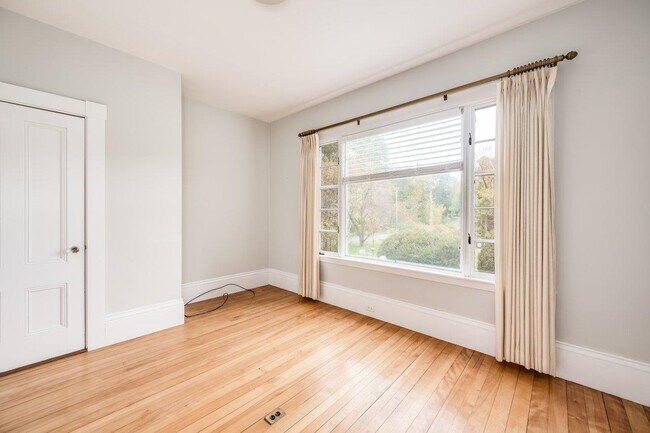 Building Photo - 110 Exeter Rd