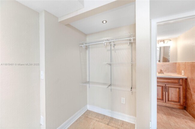 Building Photo - 540 Brickell Key Dr