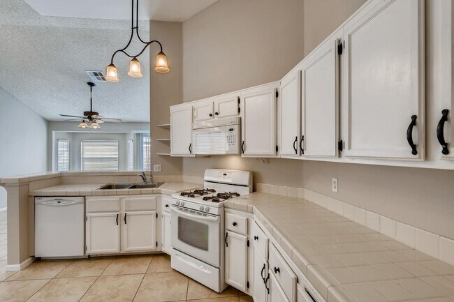 Building Photo - Charming 3 Bedroom Home In Henderson !