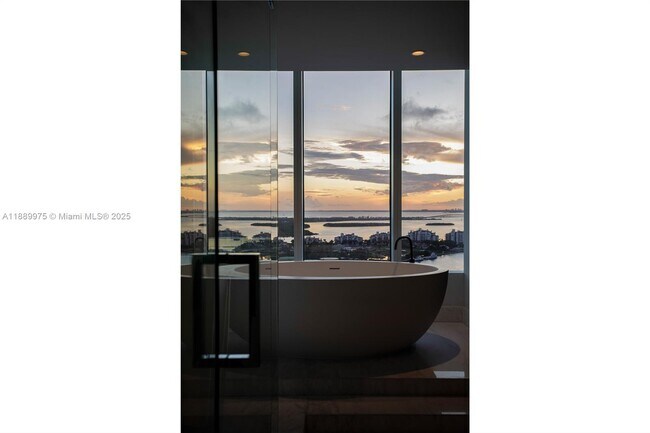 Building Photo - 1000 South Pointe Dr