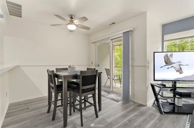 Building Photo - Federal Way Townhome Condo- 2 bedroom 2.5 bathroom, 1 car garage - Available NOW!
