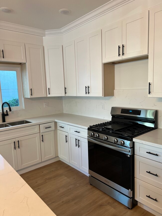 Building Photo - 951 N Oxford Ave