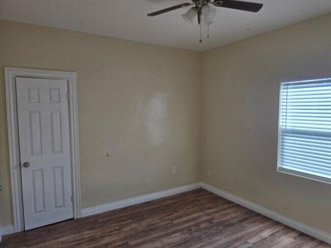 Building Photo - Large 2 bed 1 Bath House