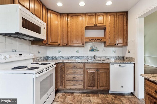 Building Photo - 6916 Southridge Dr