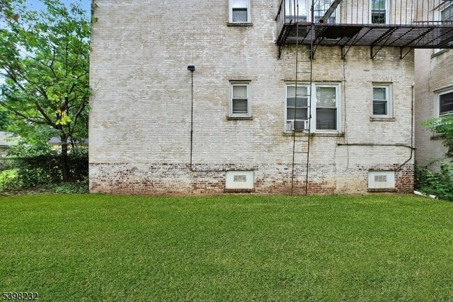 Building Photo - 706 Chestnut St