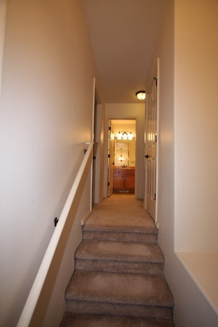 Building Photo - Large 3 Bedroom Updated Townhouse w/ Fence...