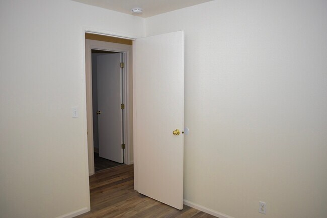 Building Photo - Great 3BD Ranch in Orchards- Gorgeous Laminate Floors Throughout!