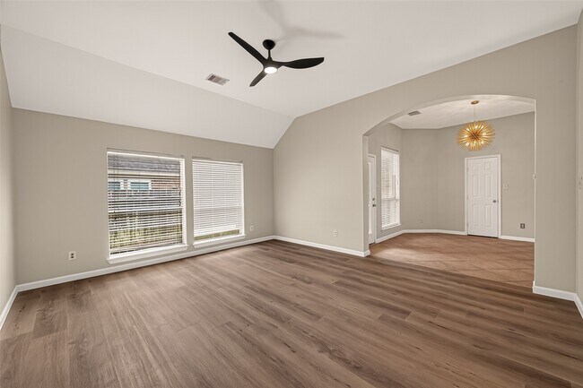 Building Photo - 706 Silver Creek Cir