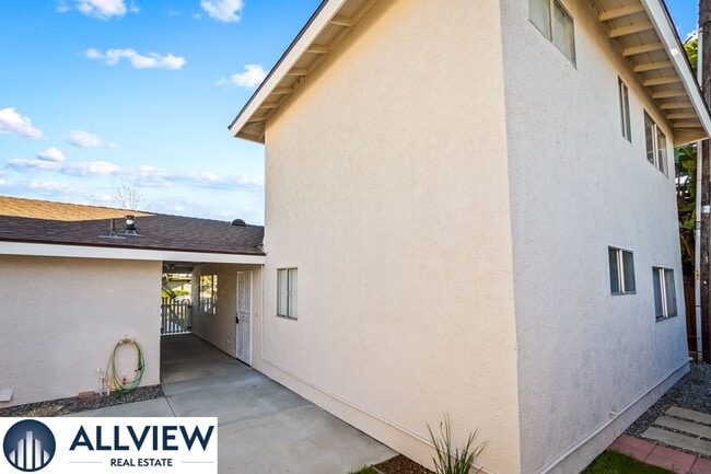 Building Photo - Gorgeous, updated 3 bed, 2 bath home in th...