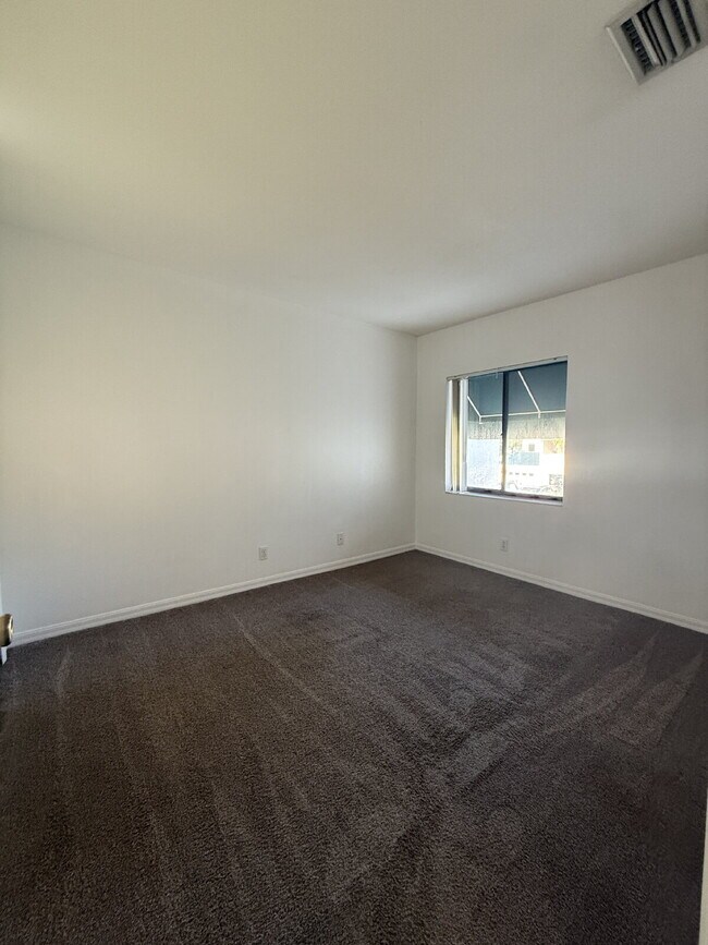 Building Photo - Beachside townhome with 3 bedrooms and 2 b...