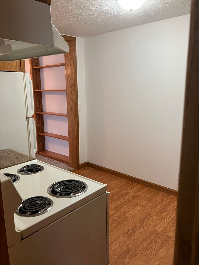Building Photo - 38 Meadowview Terrace