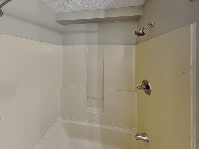 Building Photo - 77 1/2 E 7th Ave