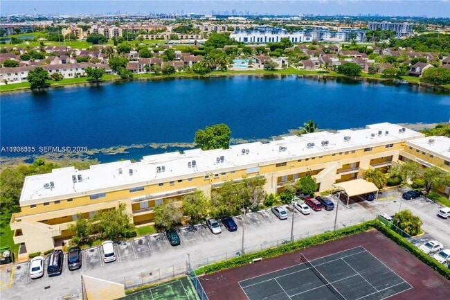 Building Photo - 9363 Fontainebleau Blvd