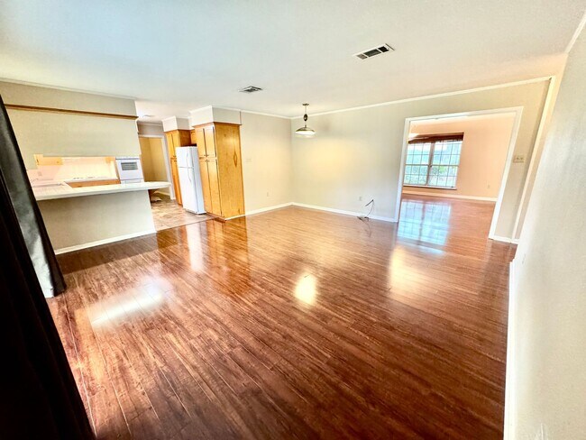 Building Photo - Spacious 3BR Home in Broadmoor | Huge Backyard + Gated Driveway